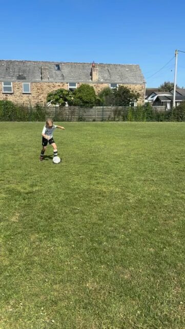 Great girls only session tonight ⚽️ 💪
Well done to Anja for winning player of the week 🏆
It’s amazing to see all the girls not only having fun, and making friends - but developing as great footballers 🙌
#newquay #cornwall #girlsfootball #thisgirlcan #grassrootsfootball